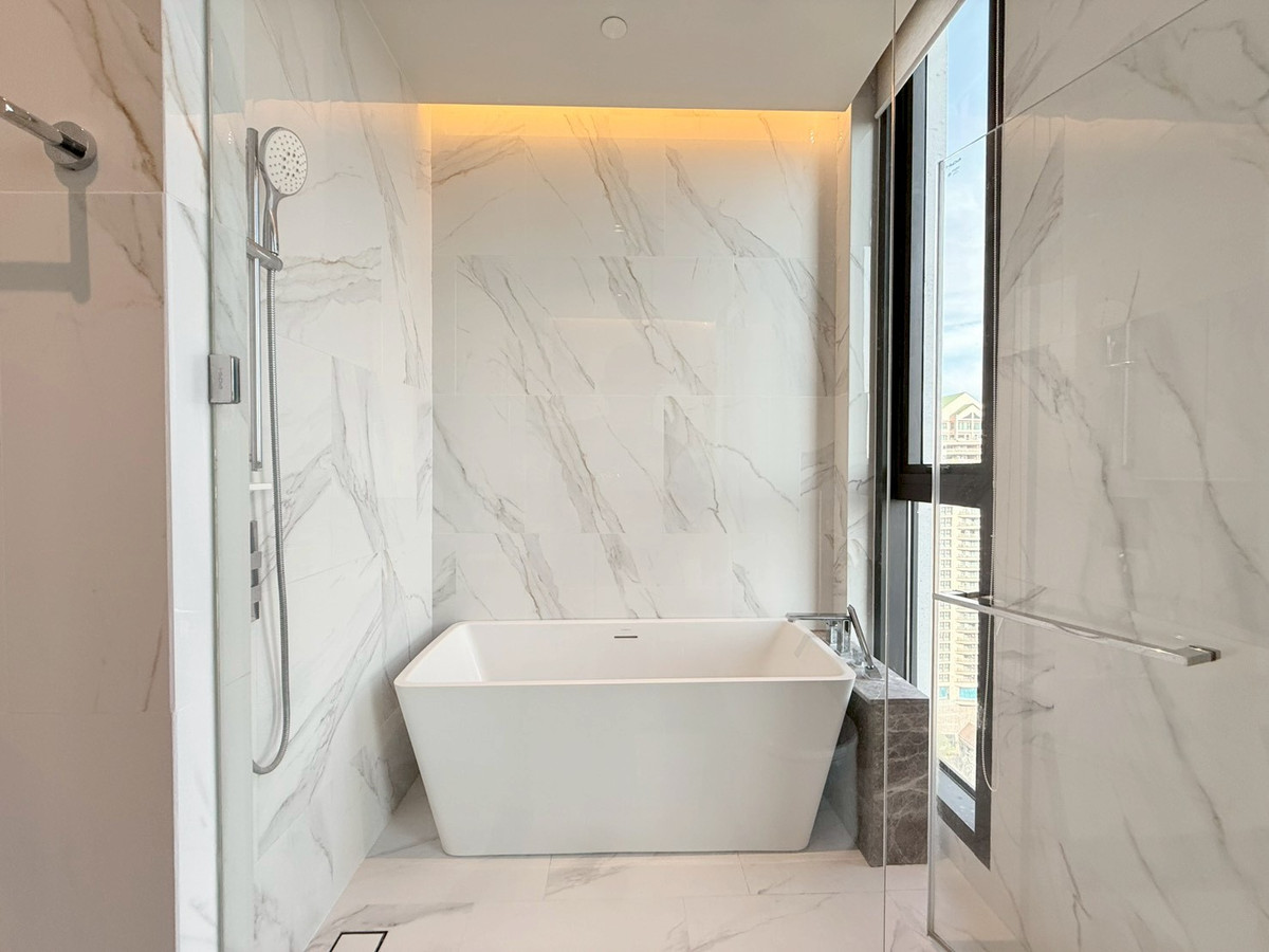 For RentCondoSathorn, Narathiwat : Luxury Fully furnished condo for rent in Soi Suan Plu 2 Bedrooms - Sathorn