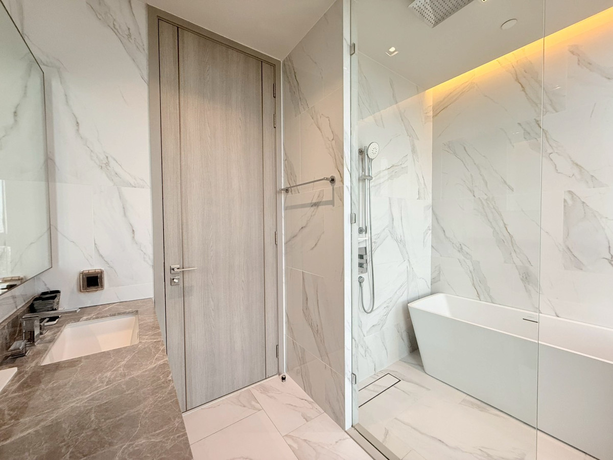 For RentCondoSathorn, Narathiwat : Luxury Fully furnished condo for rent in Soi Suan Plu 2 Bedrooms - Sathorn