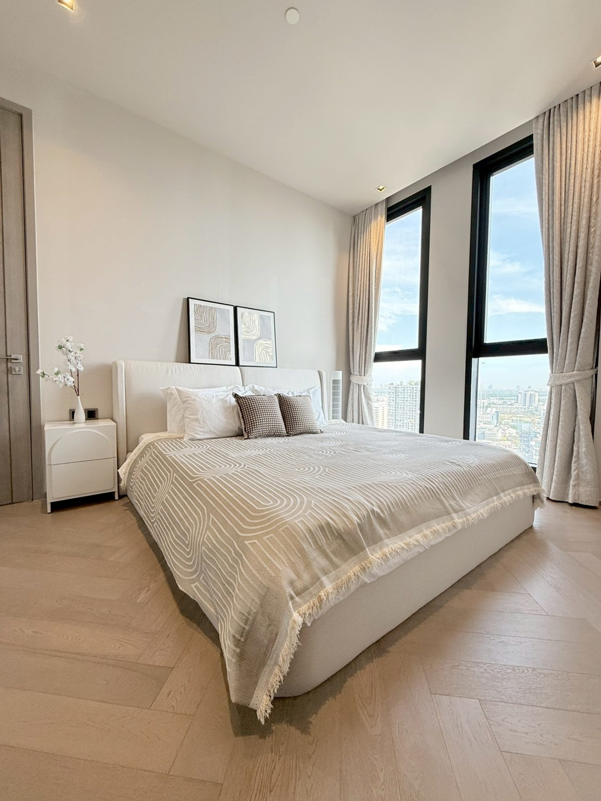 For RentCondoSathorn, Narathiwat : Luxury Fully furnished condo for rent in Soi Suan Plu 2 Bedrooms - Sathorn