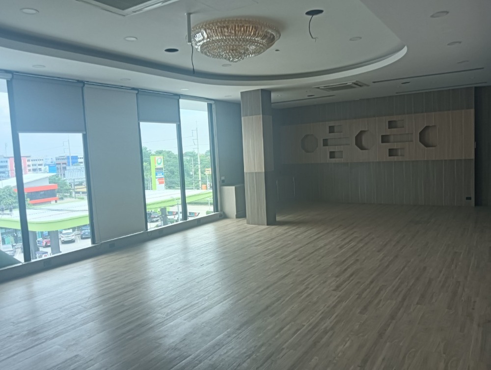 For RentHome OfficePathum Thani,Rangsit, Thammasat : For rent, large office, 544 square meters, on the main road Lam Luk Ka Khlong 4, convenient transportation, near BTS Khu Khot