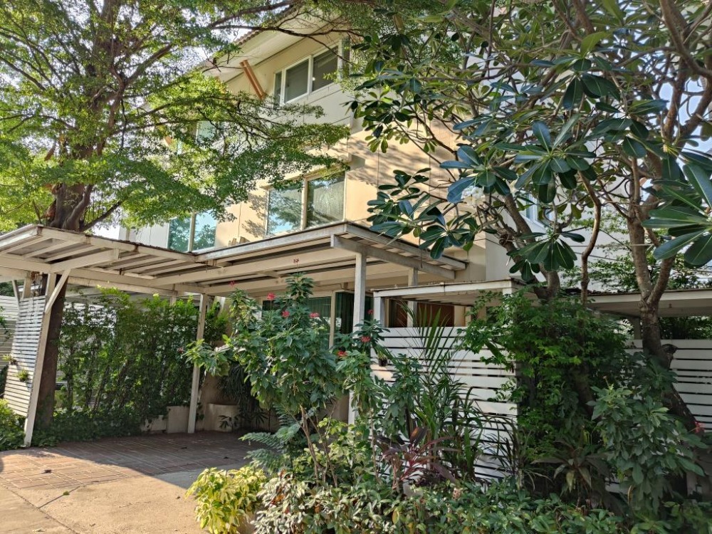 For RentTownhomeSukhumvit, Asoke, Thonglor : For rent, 3-storey twin house in a private project, 4 bedrooms, swimming pool, common area, Ekkamai Soi, about 10 minutes walk to Thonglor or Chan Issara Tower, Petchburi New Road