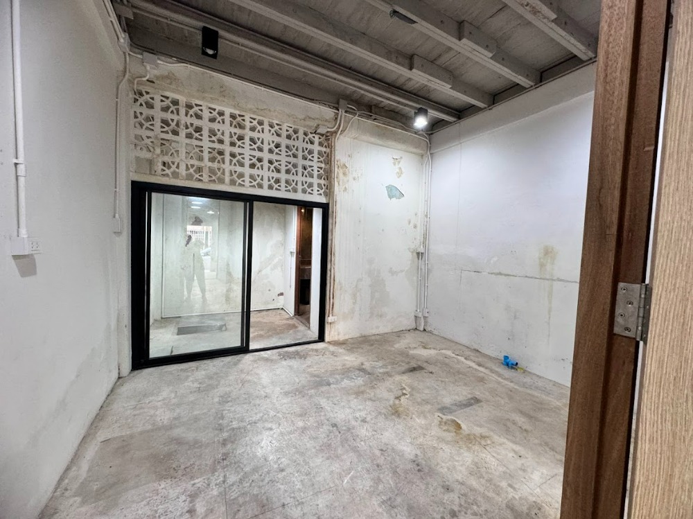 For RentShop HouseOnnut, Udomsuk : Commercial building for rent, 3 floors, Sukhumvit 95, near BTS Bang Chak (N.856)