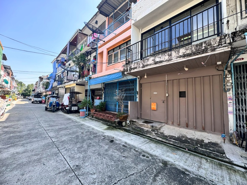 For RentShop HouseOnnut, Udomsuk : Commercial building for rent, 3 floors, Sukhumvit 95, near BTS Bang Chak (N.856)