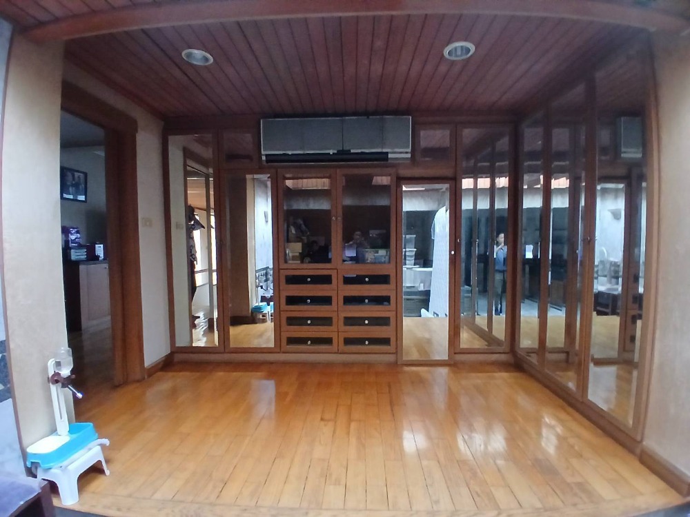 For SaleHouseSathorn, Narathiwat : House for sale, Soi Yen Akat, area 44 sq m, price 28 million baht.