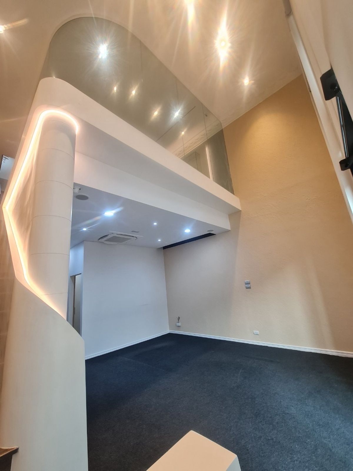 For RentHome OfficeBangna, Bearing, Lasalle : #For rent #Home office #Cascade Bangna 3.5-storey building, beautifully decorated, ready to use, 1 room, corner room, lots of parking in the project to support business.