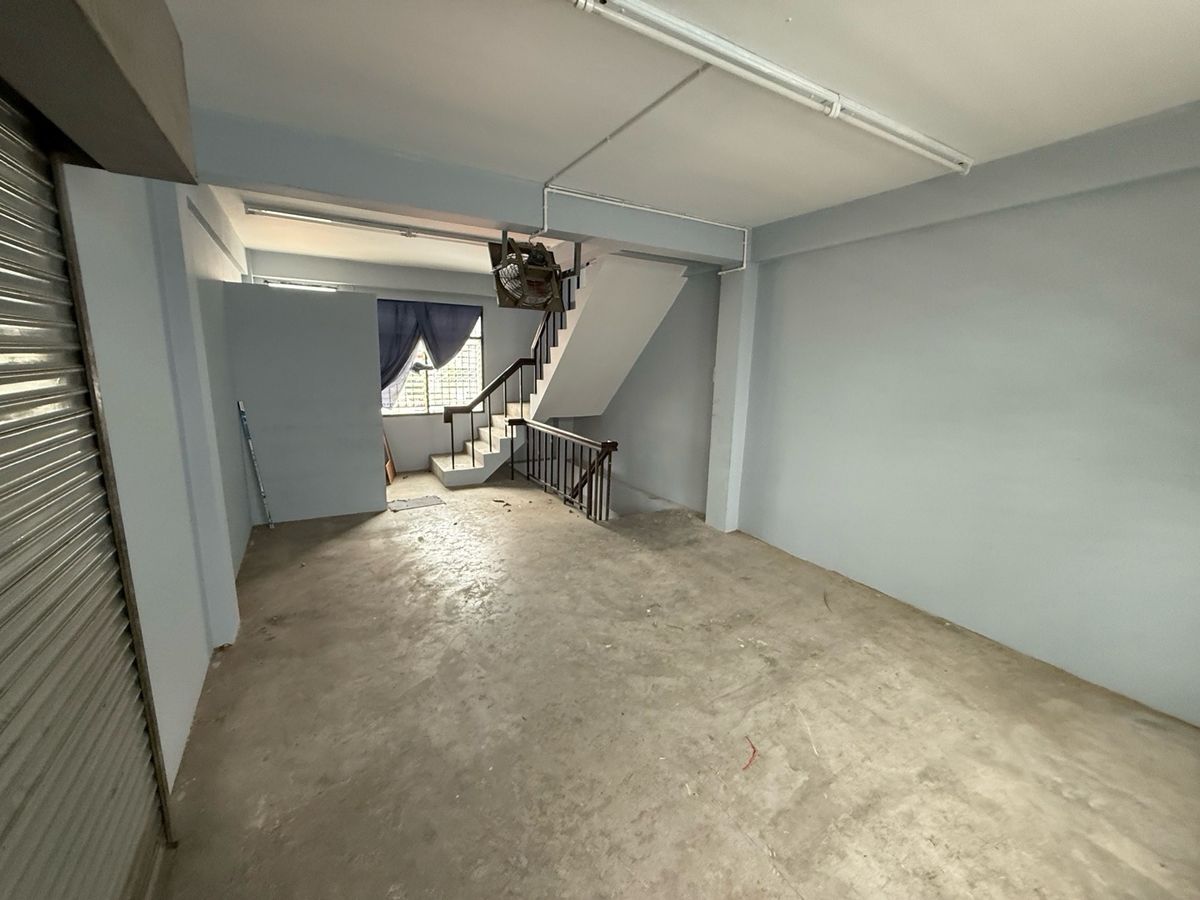 For RentShop HouseYaowarat, Banglamphu : 5-Storey Building with Lift in Yaowarat Zone