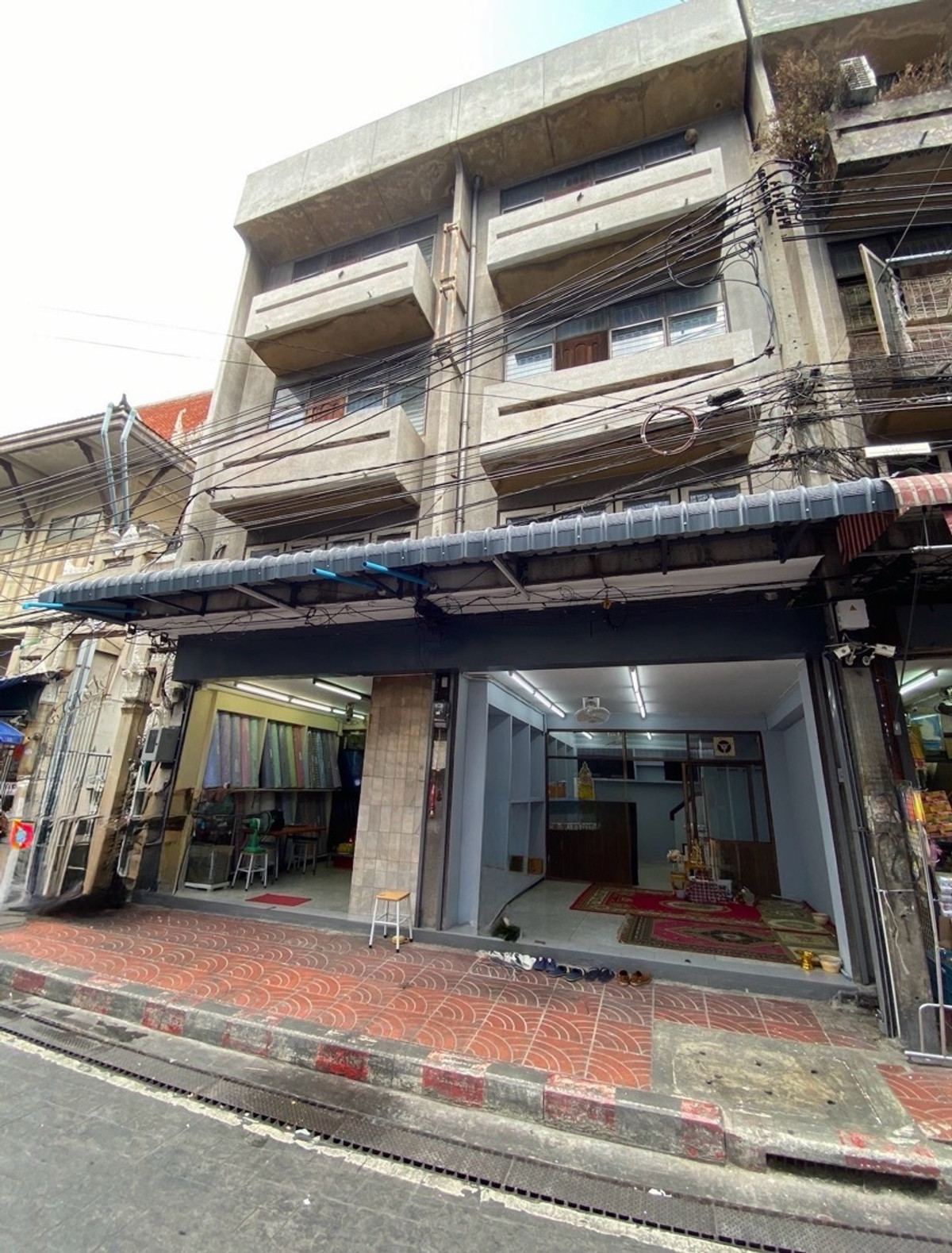 For RentShop HouseYaowarat, Banglamphu : 5-Storey Building with Lift in Yaowarat Zone