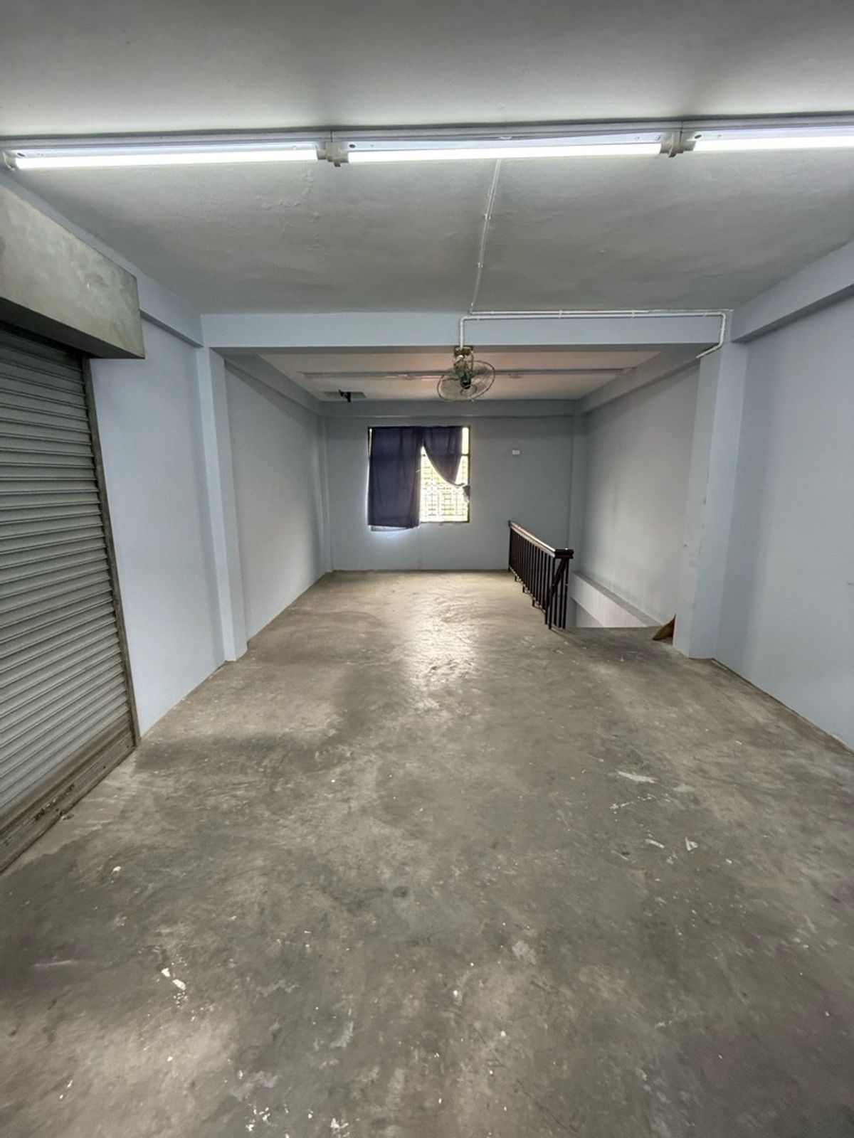 For RentShop HouseYaowarat, Banglamphu : 5-Storey Building with Lift in Yaowarat Zone