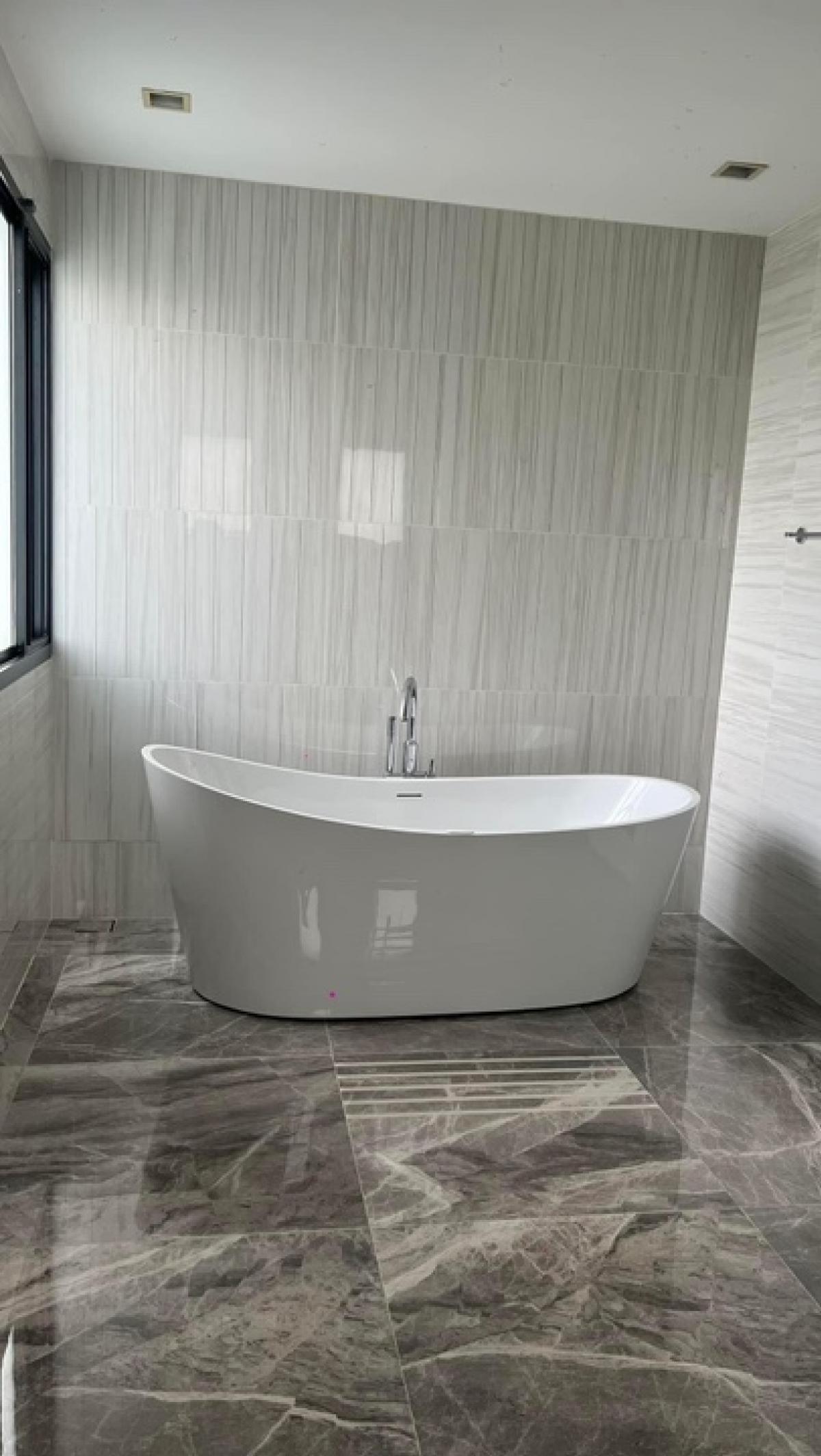 For SaleHouseSeri Thai, Ramkhamhaeng Nida : 📢👇 Grand Bangkok Boulevard Ramindra-Serithai Located in Soi Seri Thai 71, next to Seri Thai Road. Can travel from Suan Siam Road. and Ramindra Road