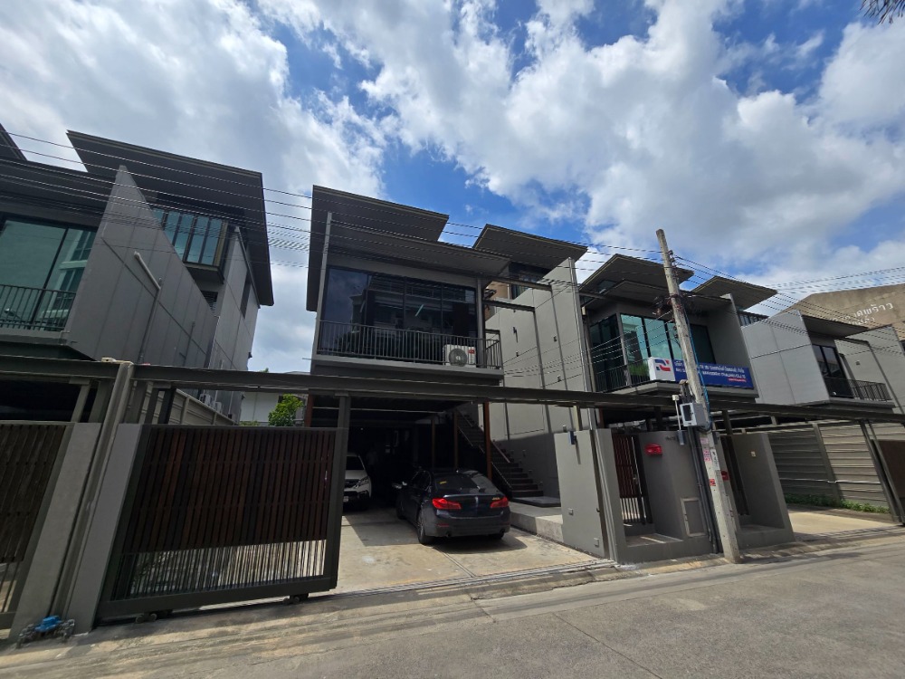 For RentHome OfficeRatchadapisek, Huaikwang, Suttisan : 4-storey home office, high ceiling, good location, for rent, Ratchada-Huai Khwang area, near Town in Town Hotel