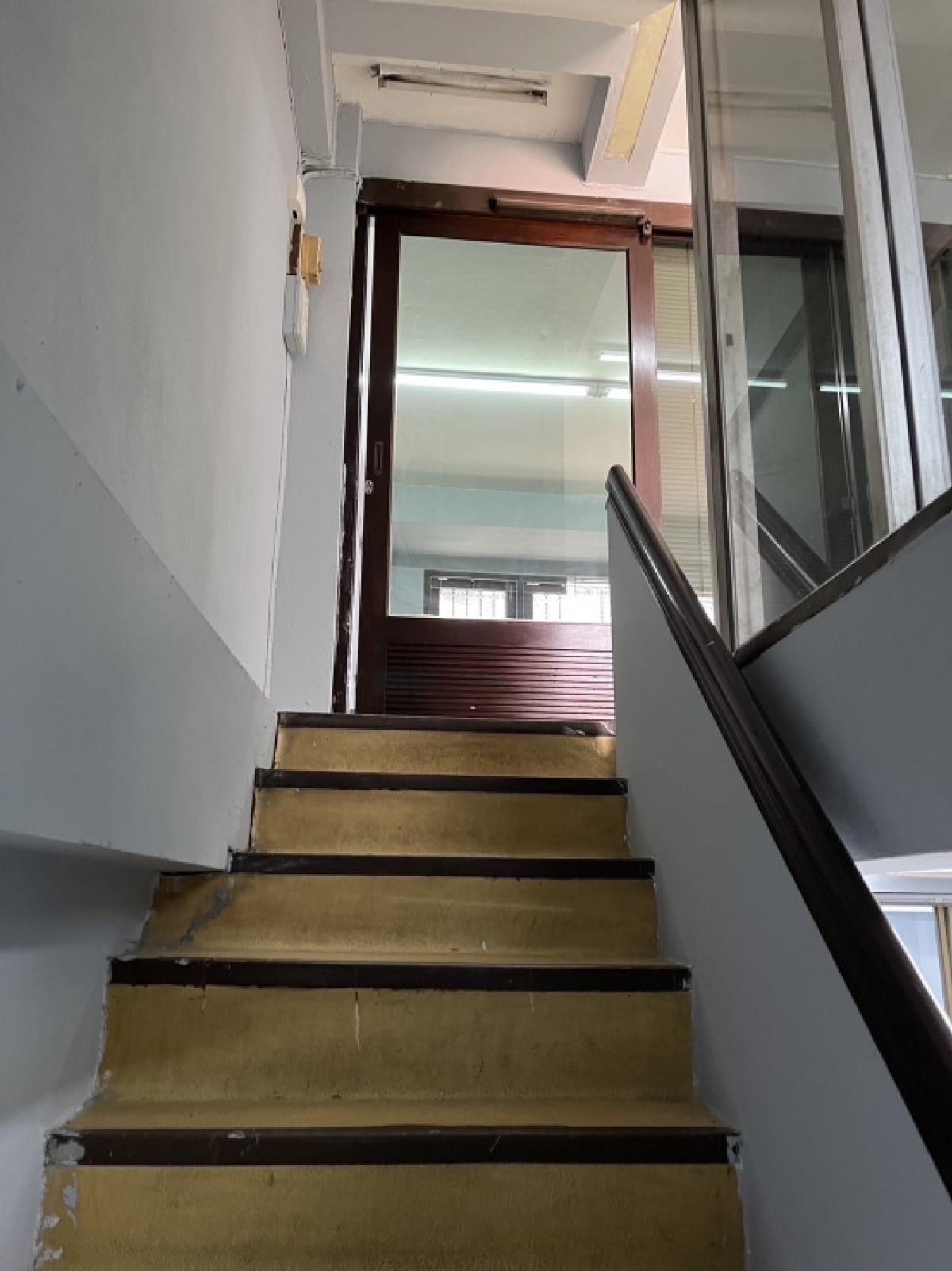 For RentShop HouseYaowarat, Banglamphu : 5-Storey Building with Lift in Yaowarat Zone