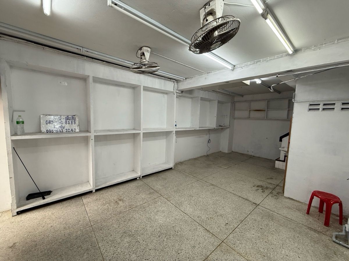 For RentShop HouseYaowarat, Banglamphu : 5-Storey Building with Lift in Yaowarat Zone