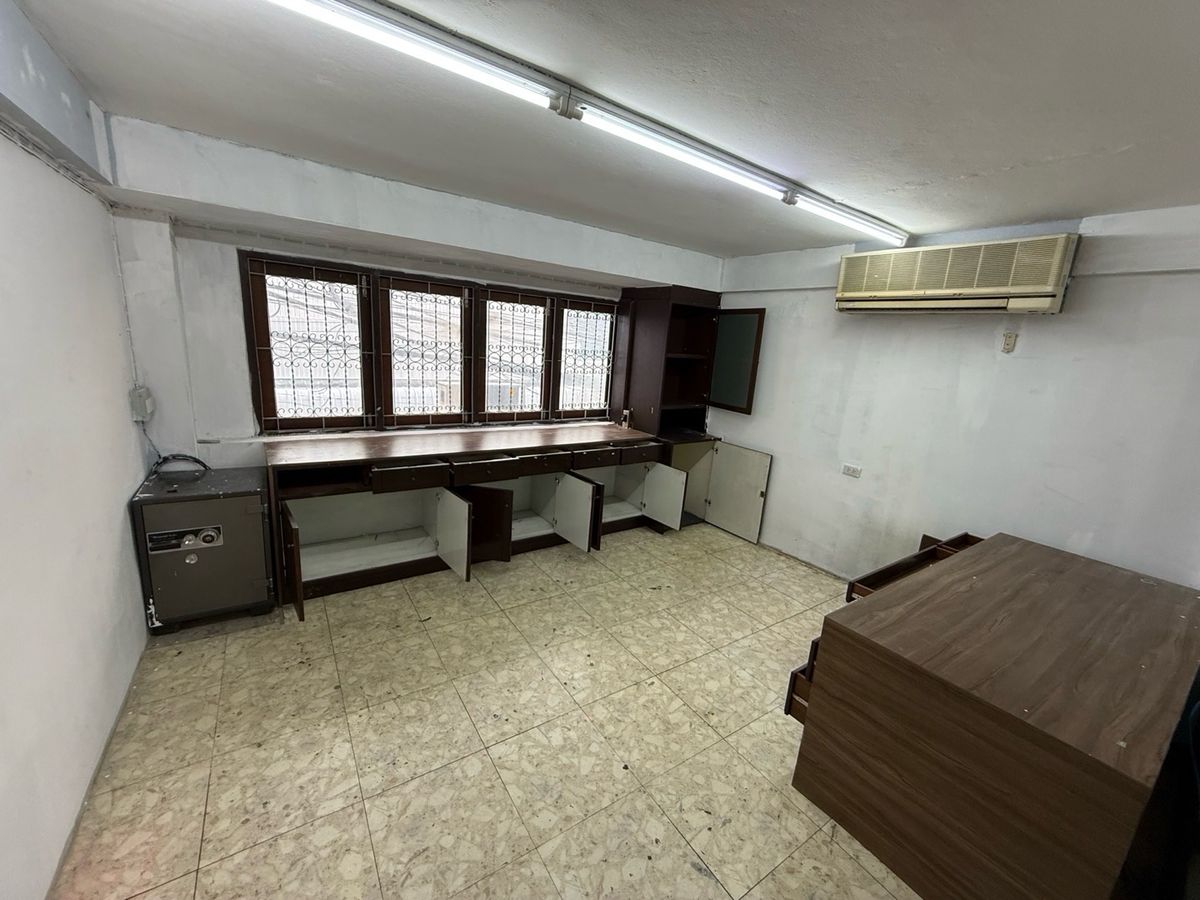 For RentShop HouseYaowarat, Banglamphu : 5-Storey Building with Lift in Yaowarat Zone