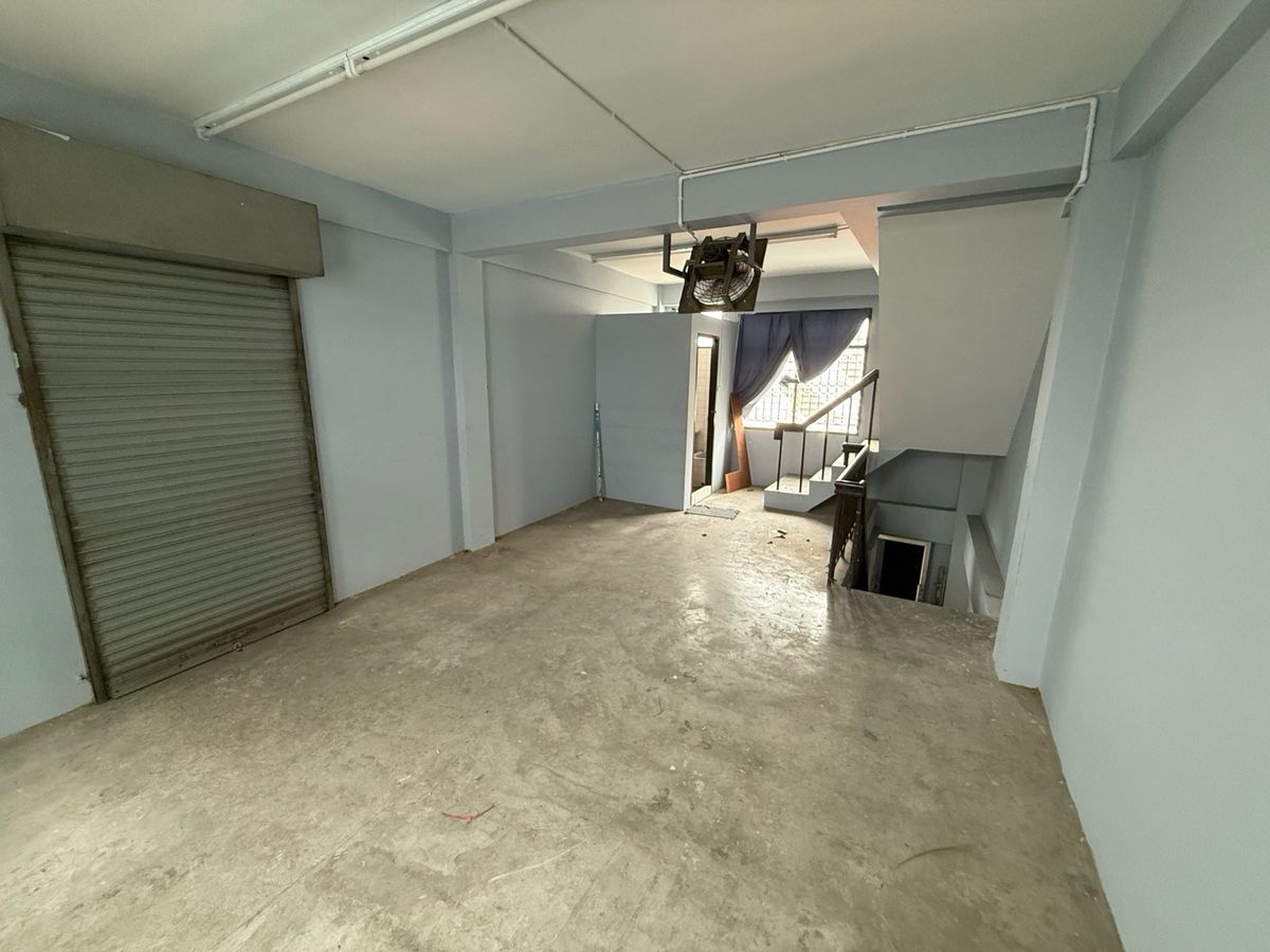 For RentShop HouseYaowarat, Banglamphu : 5-Storey Building with Lift in Yaowarat Zone