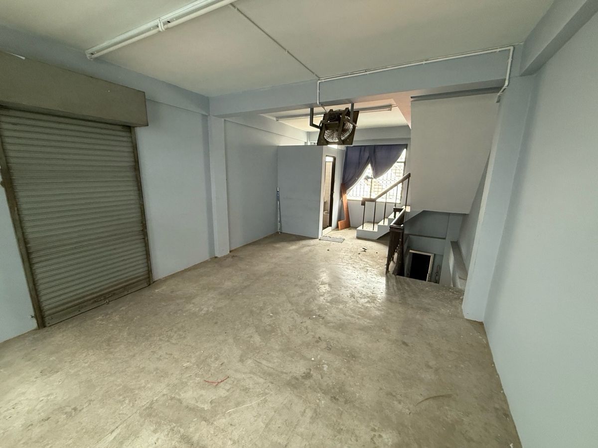 For RentShop HouseYaowarat, Banglamphu : 5-Storey Building with Lift in Yaowarat Zone