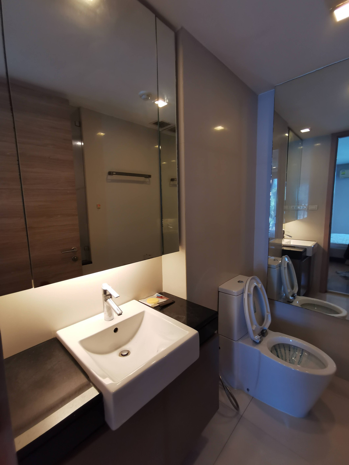 For RentCondoWitthayu, Chidlom, Langsuan, Ploenchit : O2 Hip Condo 64 sq m. with 1 bedroom nice decoration furnished for rent short walk Ploen Chit BTS 