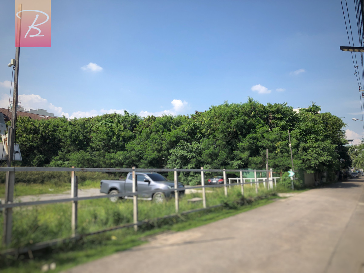 For RentLandLadkrabang, Suwannaphum Airport : For rent, 1 rai of land, filled in, Chaloem Prakiat Road, Rama 9, Soi 25 and 27, near the Yellow Line 1.4 km