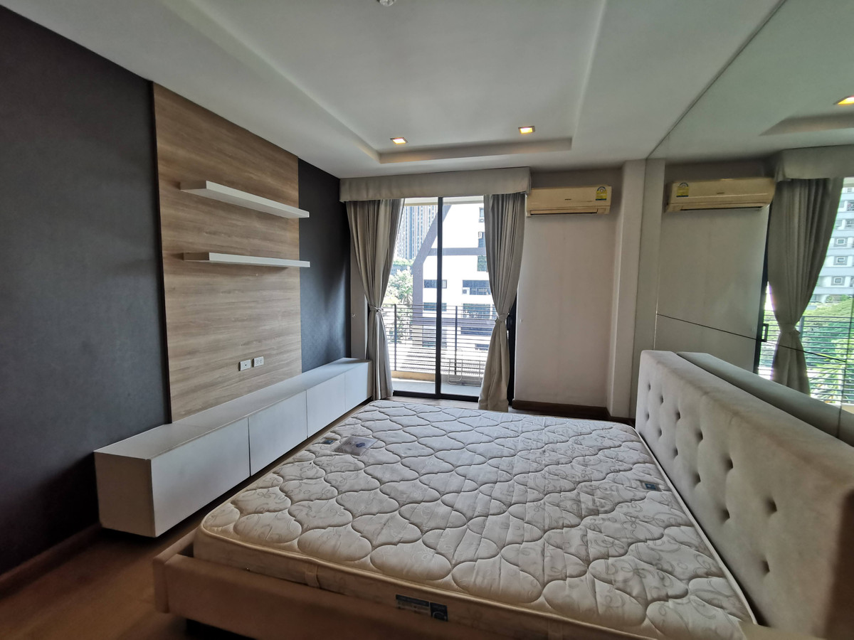 For RentCondoWitthayu, Chidlom, Langsuan, Ploenchit : O2 Hip Condo 64 sq m. with 1 bedroom nice decoration furnished for rent short walk Ploen Chit BTS 