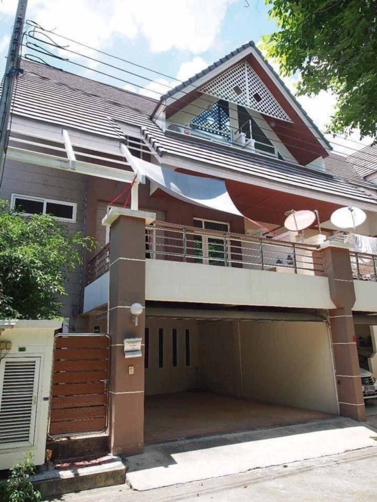 ขายบ้านเกษตร นวมินทร์ ลาดปลาเค้า : 📢👇For rent / sale townhome in nice and good security compound , good price near CDC Ekamai Ramindra, Central East Ville, surrounding with many nice restaurants.