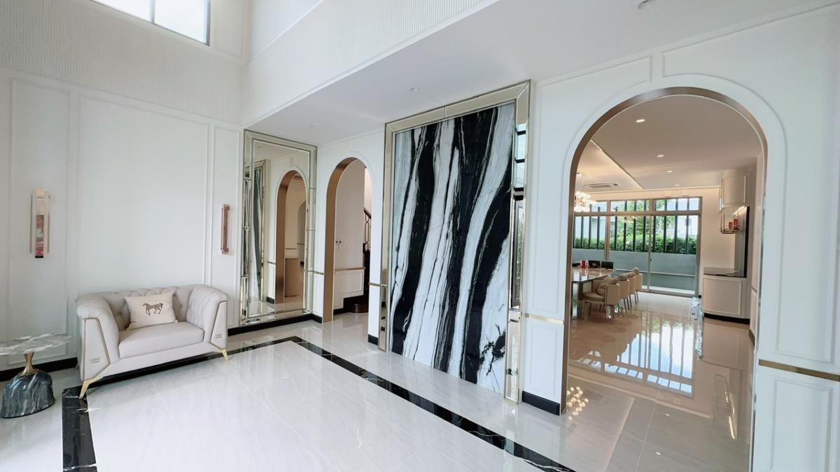 For SaleHouseLadkrabang, Suwannaphum Airport : 📢👇Luxury house, facing south, corner plot, designed according to Feng Shui principles, English garden, near Wellington International School and Brighton International School.