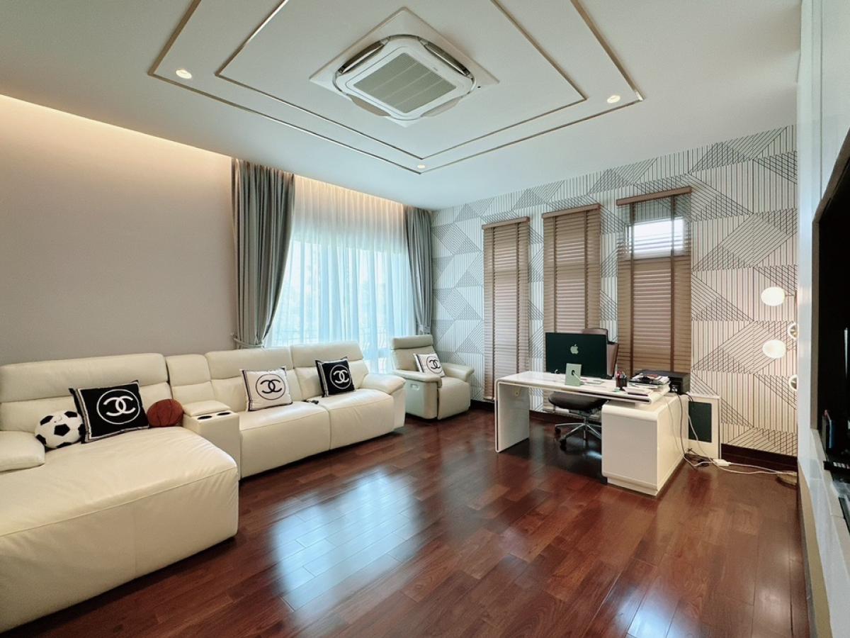 For SaleHouseLadkrabang, Suwannaphum Airport : 📢👇Luxury house, facing south, corner plot, designed according to Feng Shui principles, English garden, near Wellington International School and Brighton International School.