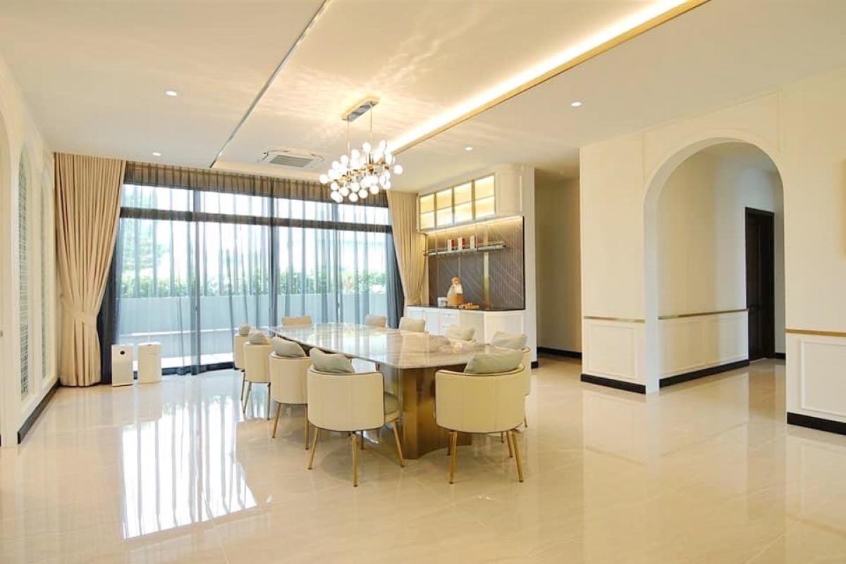 For SaleHouseLadkrabang, Suwannaphum Airport : 📢👇Luxury house, facing south, corner plot, designed according to Feng Shui principles, English garden, near Wellington International School and Brighton International School.