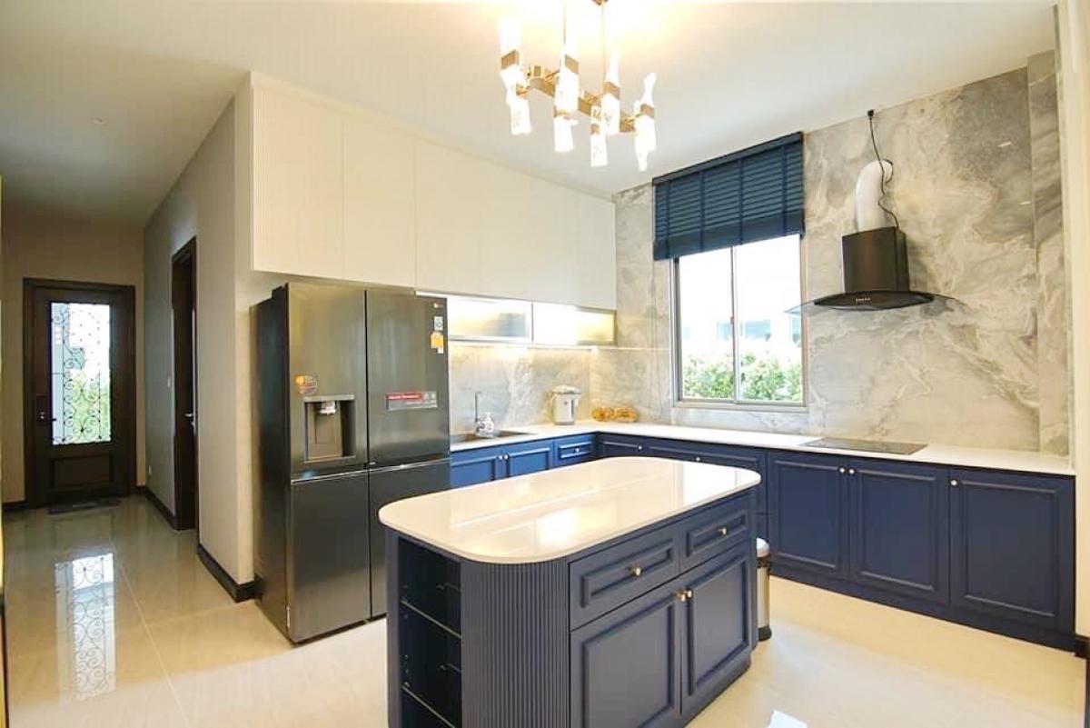 For SaleHouseLadkrabang, Suwannaphum Airport : 📢👇Luxury house, facing south, corner plot, designed according to Feng Shui principles, English garden, near Wellington International School and Brighton International School.