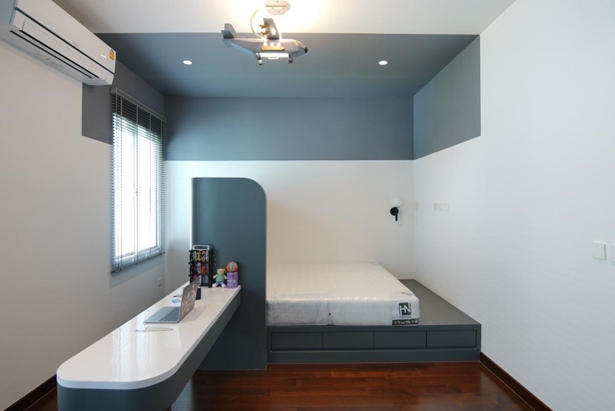 For SaleHouseLadkrabang, Suwannaphum Airport : 📢👇Luxury house, facing south, corner plot, designed according to Feng Shui principles, English garden, near Wellington International School and Brighton International School.