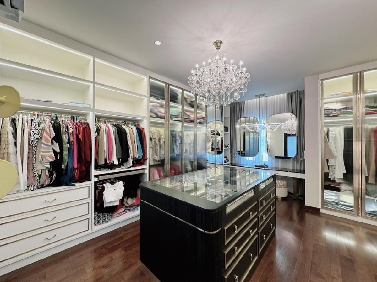 For SaleHouseLadkrabang, Suwannaphum Airport : 📢👇Luxury house, facing south, corner plot, designed according to Feng Shui principles, English garden, near Wellington International School and Brighton International School.