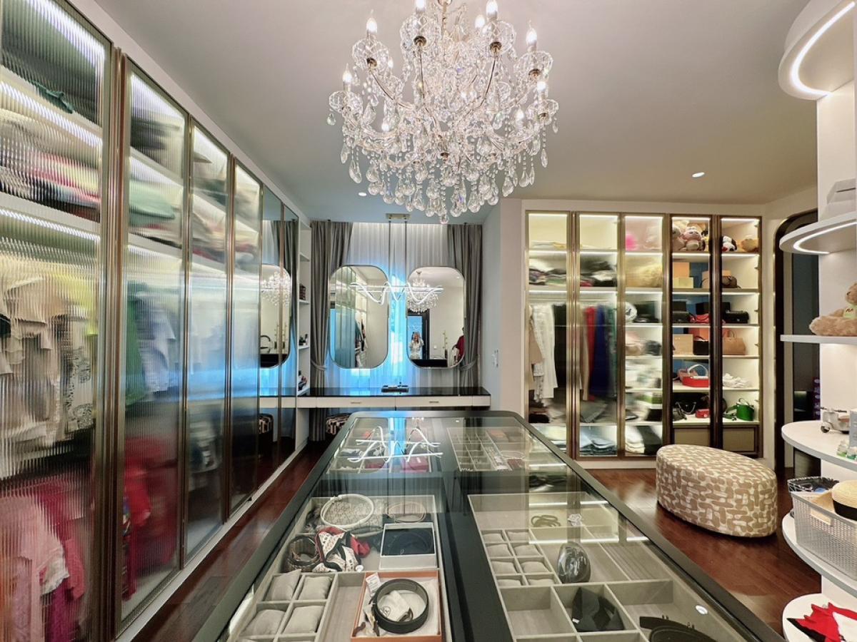 For SaleHouseLadkrabang, Suwannaphum Airport : 📢👇Luxury house, facing south, corner plot, designed according to Feng Shui principles, English garden, near Wellington International School and Brighton International School.