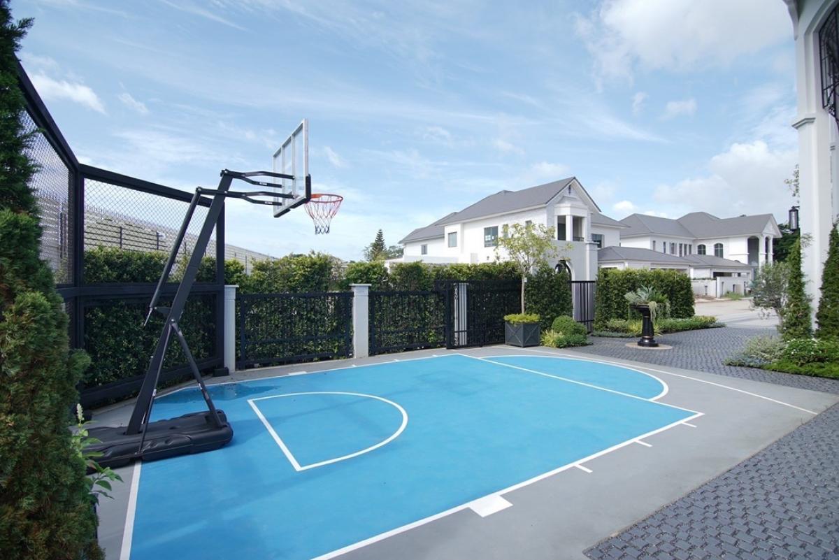 For SaleHouseLadkrabang, Suwannaphum Airport : 📢👇Luxury house, facing south, corner plot, designed according to Feng Shui principles, English garden, near Wellington International School and Brighton International School.