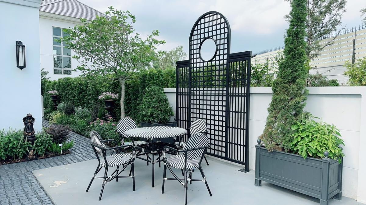 For SaleHouseLadkrabang, Suwannaphum Airport : 📢👇Luxury house, facing south, corner plot, designed according to Feng Shui principles, English garden, near Wellington International School and Brighton International School.