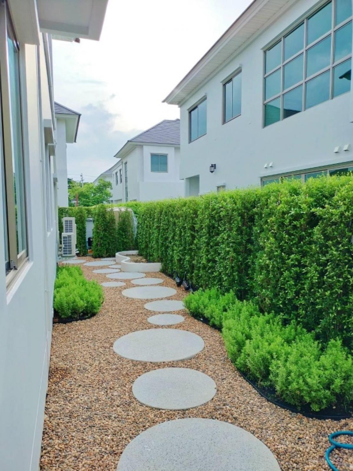 For SaleHouseLadkrabang, Suwannaphum Airport : 📢👇Luxury house, facing south, corner plot, designed according to Feng Shui principles, English garden, near Wellington International School and Brighton International School.