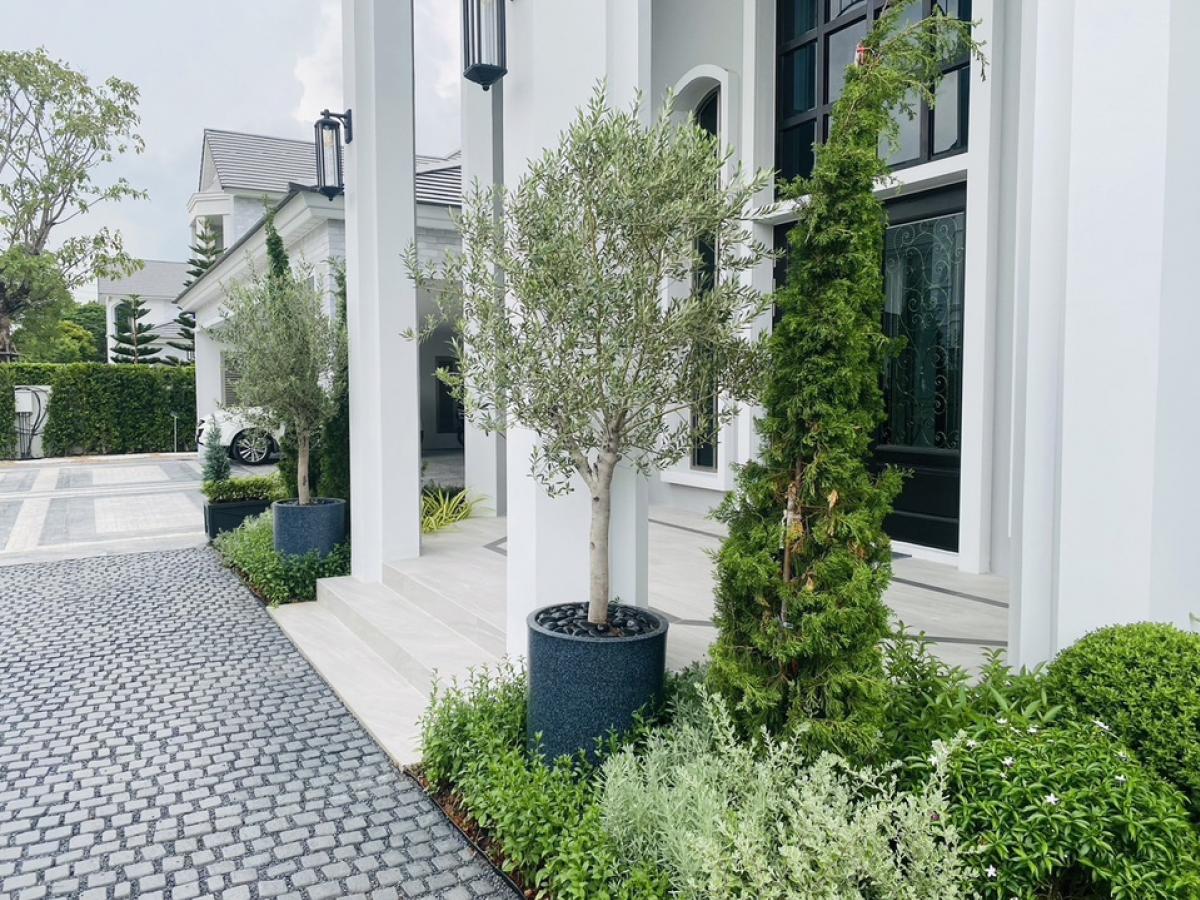 For SaleHouseLadkrabang, Suwannaphum Airport : 📢👇Luxury house, facing south, corner plot, designed according to Feng Shui principles, English garden, near Wellington International School and Brighton International School.