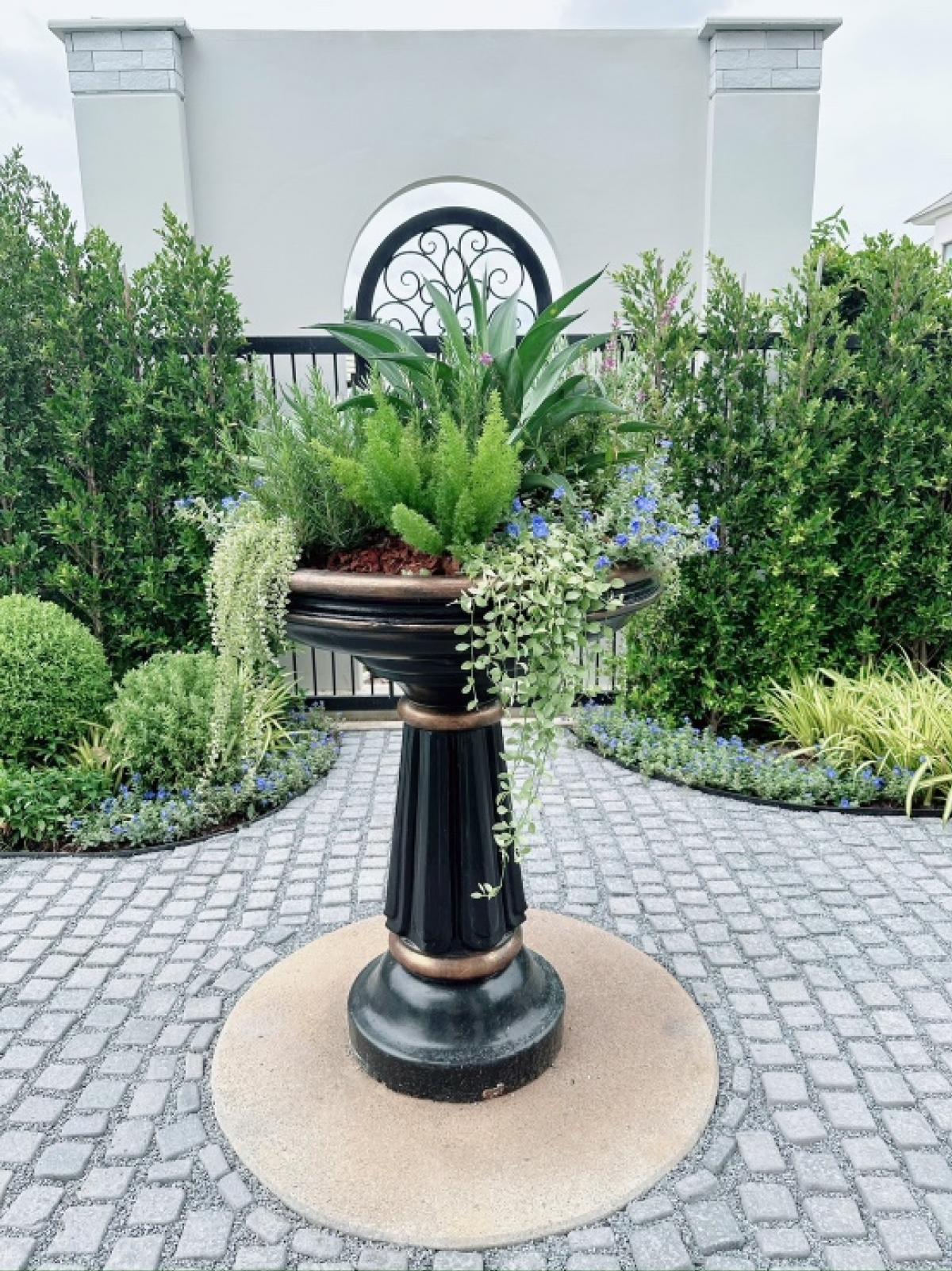 For SaleHouseLadkrabang, Suwannaphum Airport : 📢👇Luxury house, facing south, corner plot, designed according to Feng Shui principles, English garden, near Wellington International School and Brighton International School.