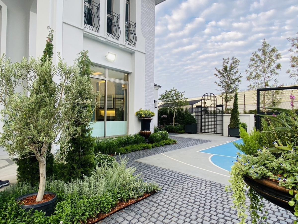 For SaleHouseLadkrabang, Suwannaphum Airport : 📢👇Luxury house, facing south, corner plot, designed according to Feng Shui principles, English garden, near Wellington International School and Brighton International School.