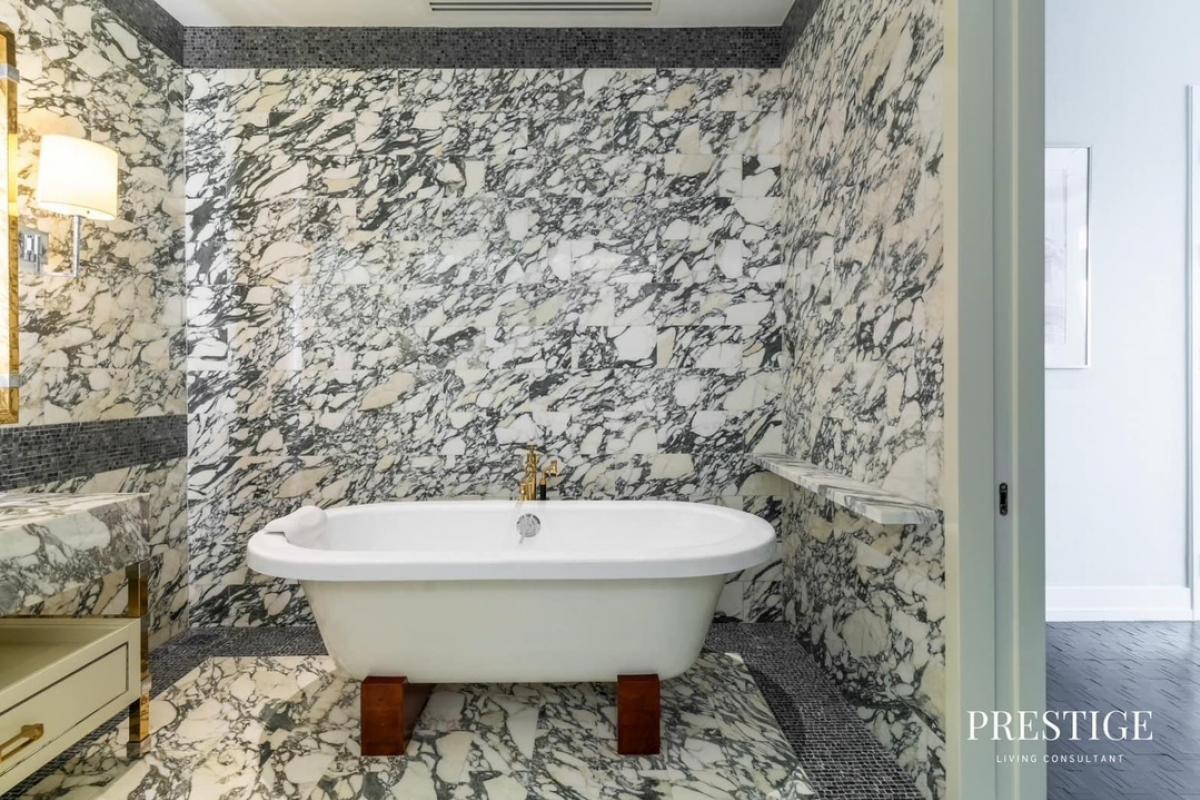 For RentCondoSathorn, Narathiwat : The Ritz Carlton [2BR 2BT + 1 Maid room]Size 155 Sq.mFloor 40+ THB(Code : L2305)