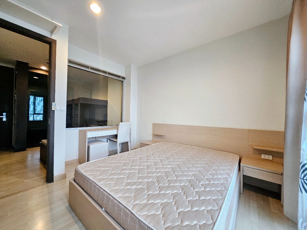 For RentCondoRatchadapisek, Huaikwang, Suttisan : 🚗For rent: Condo Rhythm Ratchada (pool view) MRT Ratchadaphisek is right in front of the condo. 🚎