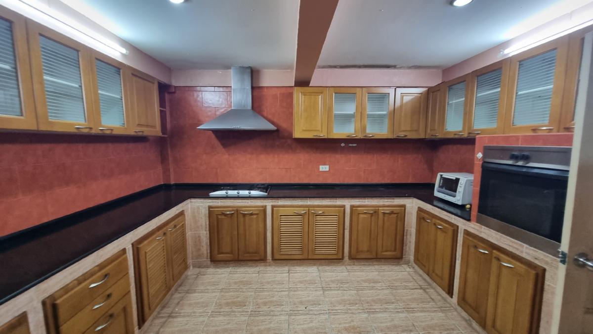 For SaleTownhomeSukhumvit, Asoke, Thonglor : Phrom Phong Townhouse for sale, 28 square wah, 4 bedrooms, 3 bathrooms, good condition