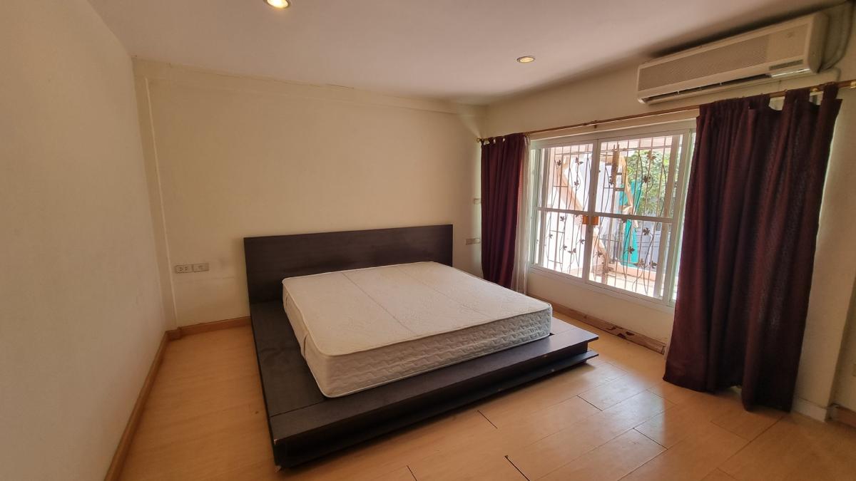 For SaleTownhomeSukhumvit, Asoke, Thonglor : Phrom Phong Townhouse for sale, 28 square wah, 4 bedrooms, 3 bathrooms, good condition