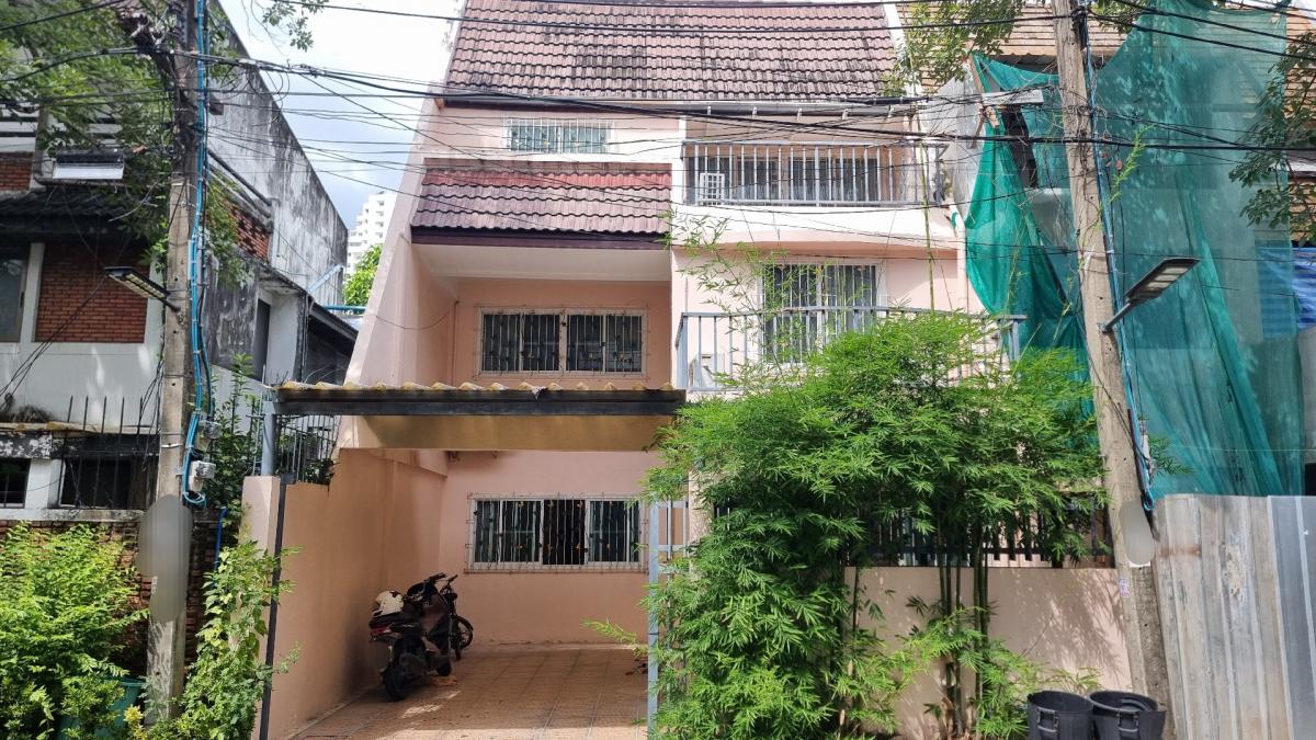 For SaleTownhomeSukhumvit, Asoke, Thonglor : Phrom Phong Townhouse for sale, 28 square wah, 4 bedrooms, 3 bathrooms, good condition