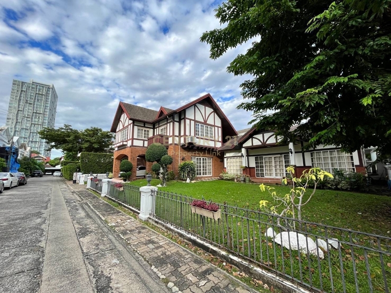 For SaleHouseOnnut, Udomsuk : Announcement for sale of 2 detached houses, corner plot, Sukhumvit Garden City, Soi Sukhumvit 79 No.56-HH-67042
