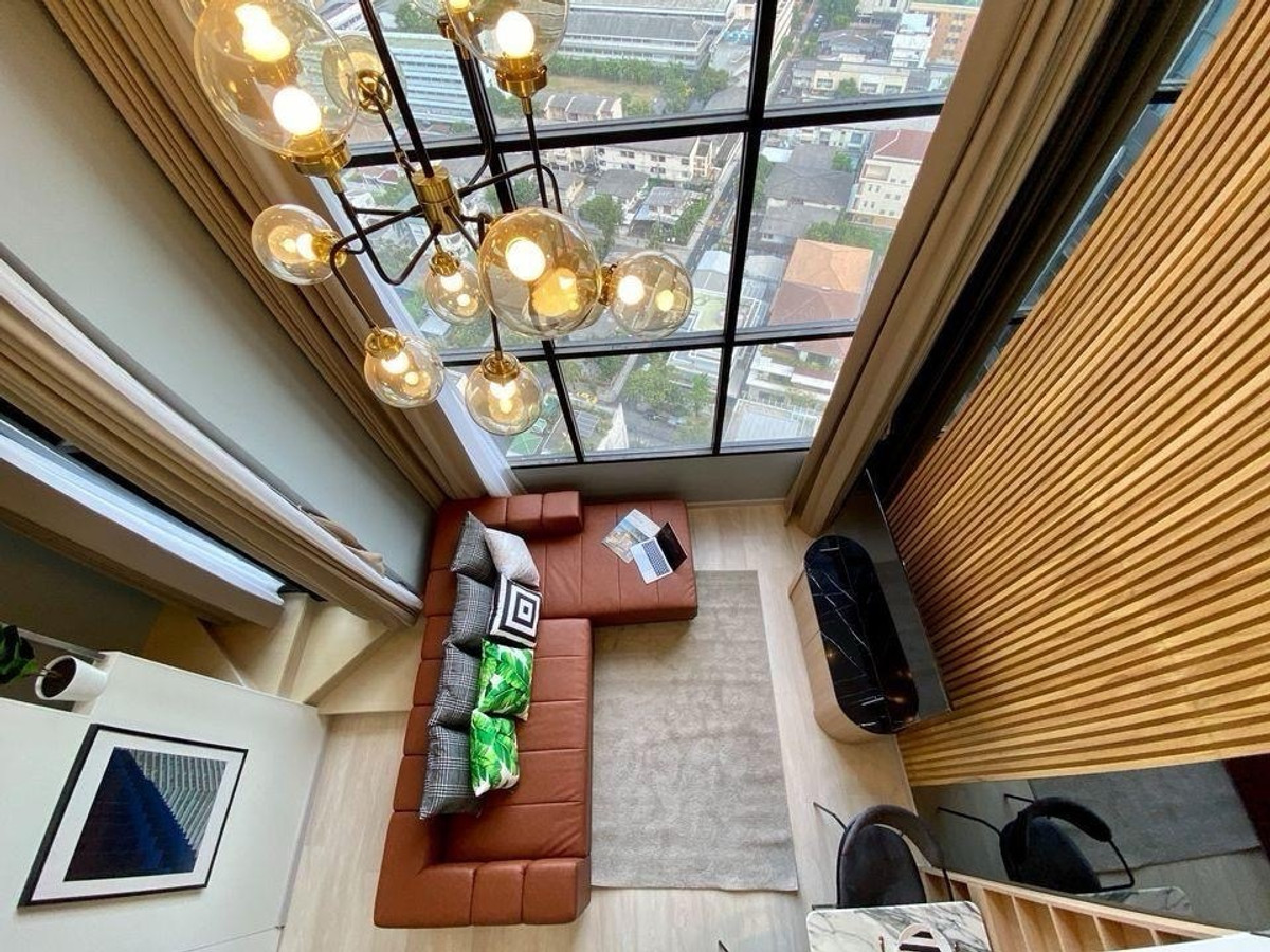 For RentCondoSathorn, Narathiwat : 🔥DON’T MISS HOT PRICE 🔥 READY TO MOVE IN 🔥Don't miss out on a great price 🔥 Ready to move in Duplex 1 bedroom, 1 bathroom, 1 living room, 1 kitchen, sliding door, size 38 sq m., 40th floor with a beautiful city view, fully furnished, ready to move in