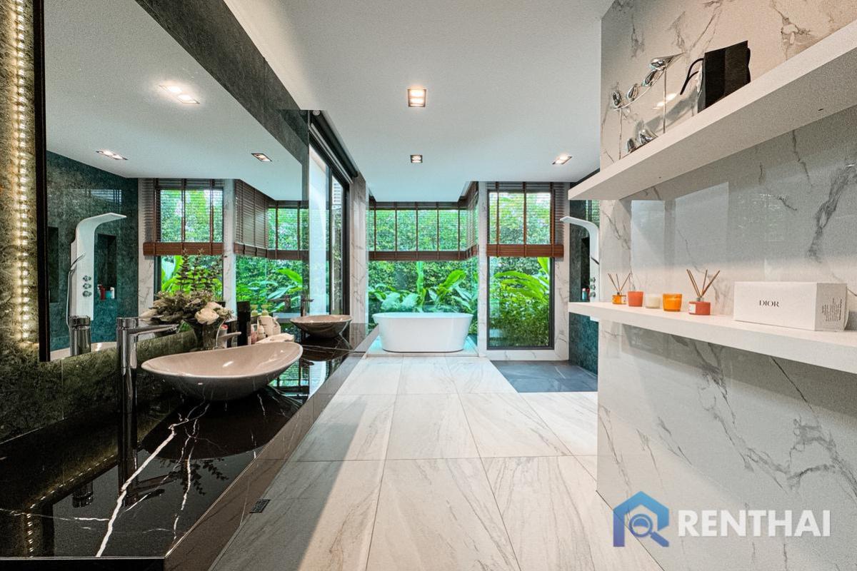 For SaleHousePattaya, Bangsaen, Chonburi : This villa is the  Luxury Villa Unlike Any in Pattaya