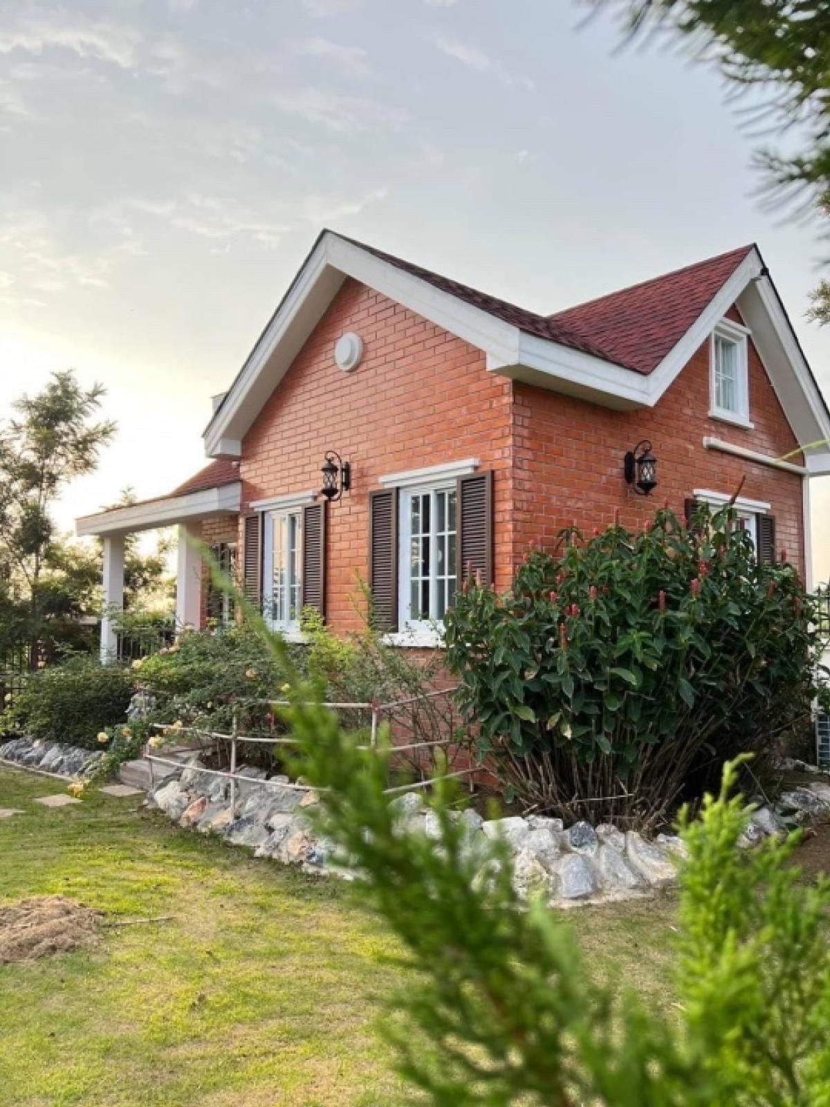 ขายบ้านปากช่อง เขาใหญ่ : บ้านพักครอบครัวสไตล์ยุโรปบนเนื้อที่ 4 ไร่ พร้อมบ้านเสริม 4 หลัง ใกล้เขาใหญ่
