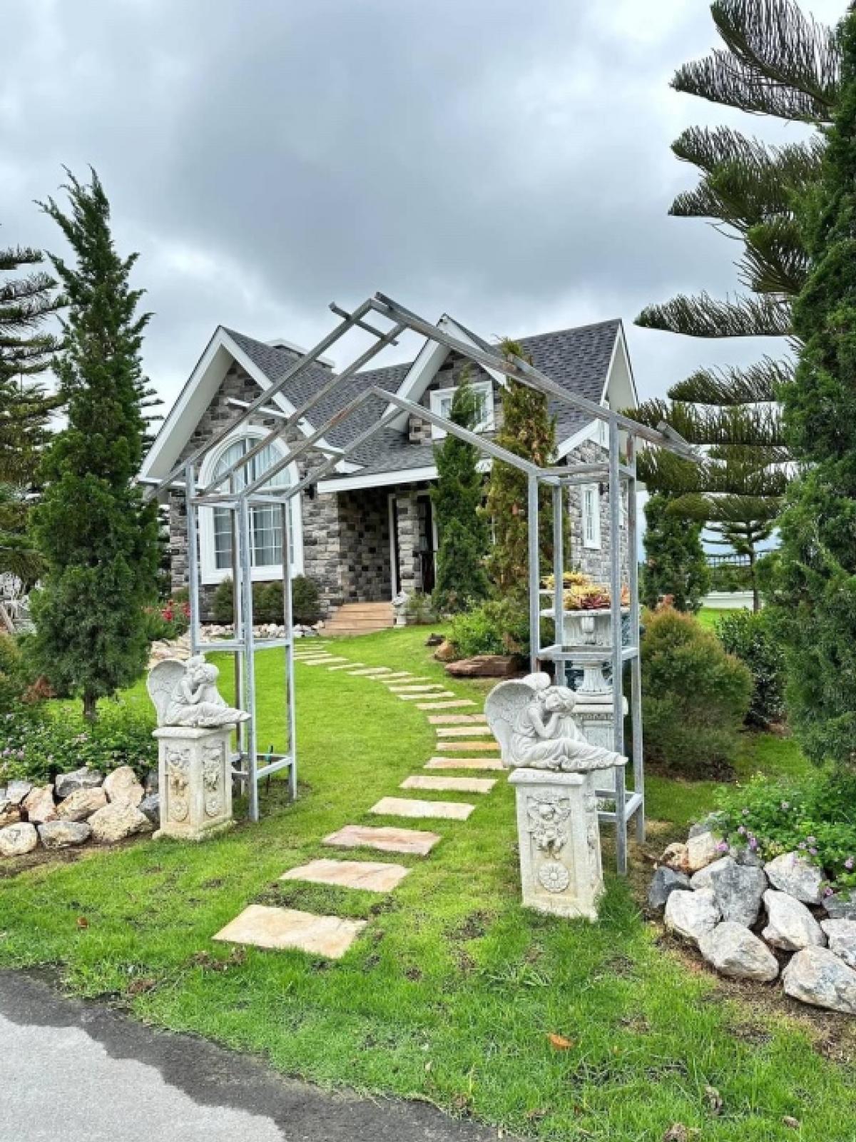 ขายบ้านปากช่อง เขาใหญ่ : บ้านพักครอบครัวสไตล์ยุโรปบนเนื้อที่ 4 ไร่ พร้อมบ้านเสริม 4 หลัง ใกล้เขาใหญ่
