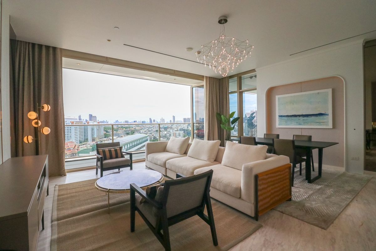 For RentCondoSathorn, Narathiwat : 3-Bedroom at Four Seasons | 11th Floor | 250 sq.m | 395,000 THB/month