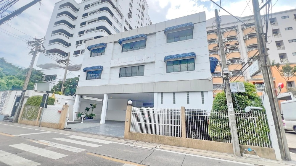 For RentOfficeSukhumvit, Asoke, Thonglor : H0513😊 For RENT For rent, 3-storey office building, 🚪4 bedrooms🚄near BTS Phrom Phong🏢Sukhumvit🔔House area: 92.00 sq.wa🔔Usable area: 516.00 sq.m.💲Rent: 300,000฿📞O99-5919653,O65-9423251✅LineID:@sureresidence