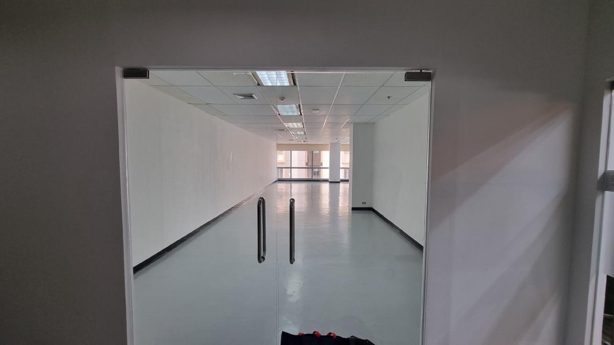 For RentOfficeSukhumvit, Asoke, Thonglor : [Asok] Office for rent, 25th floor, usable area 113 square meters, good condition, 625 baht/sq m. tng