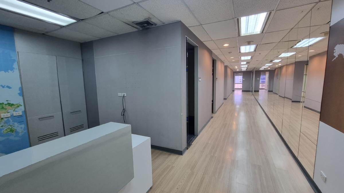 For RentOfficeSukhumvit, Asoke, Thonglor : [Asok] Office for rent, 17th floor, usable area 377 square meters, good condition, 625 baht/sq m. tng